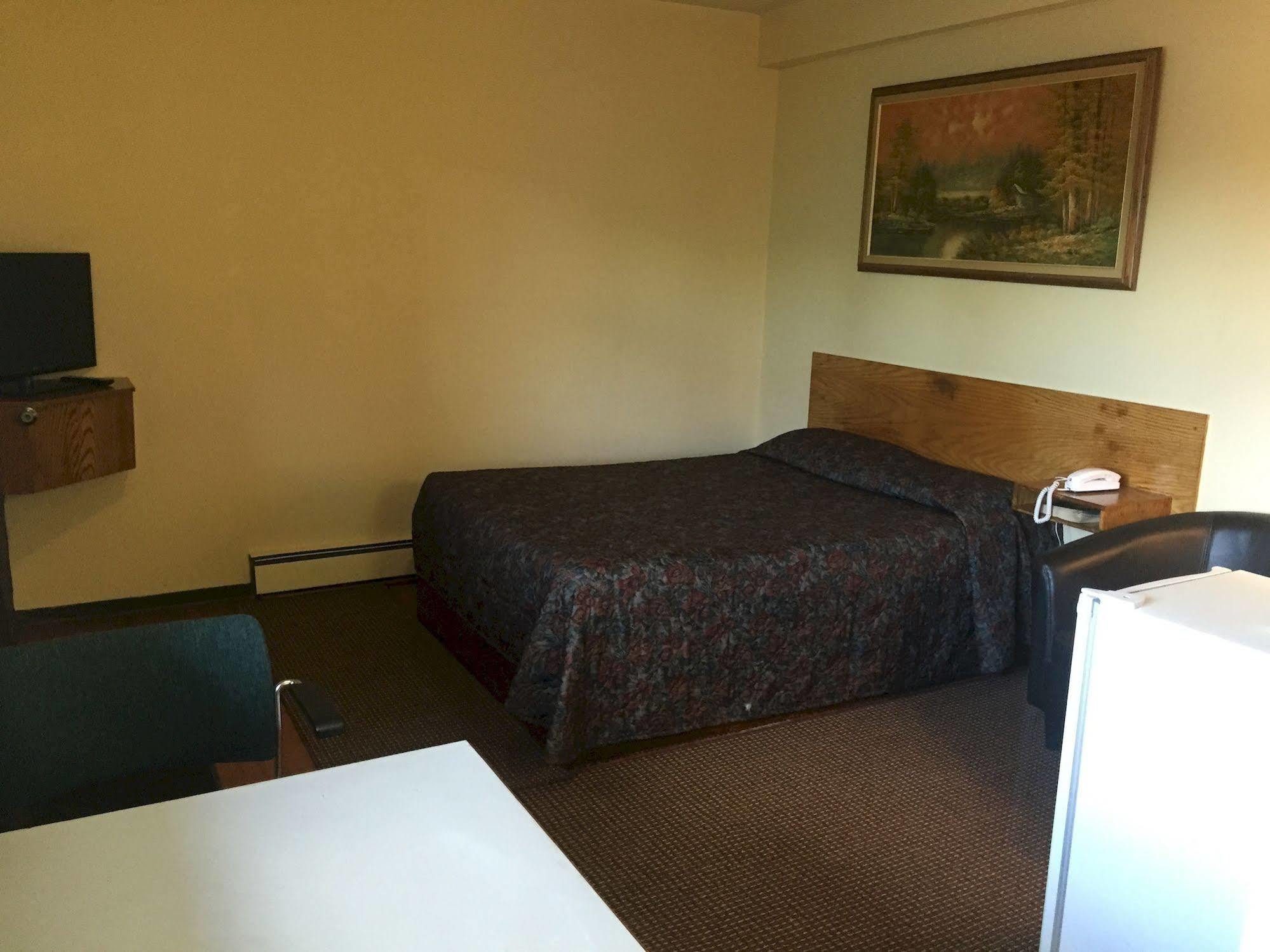 Northern Lites Motel Йелоунайф Екстериор снимка
