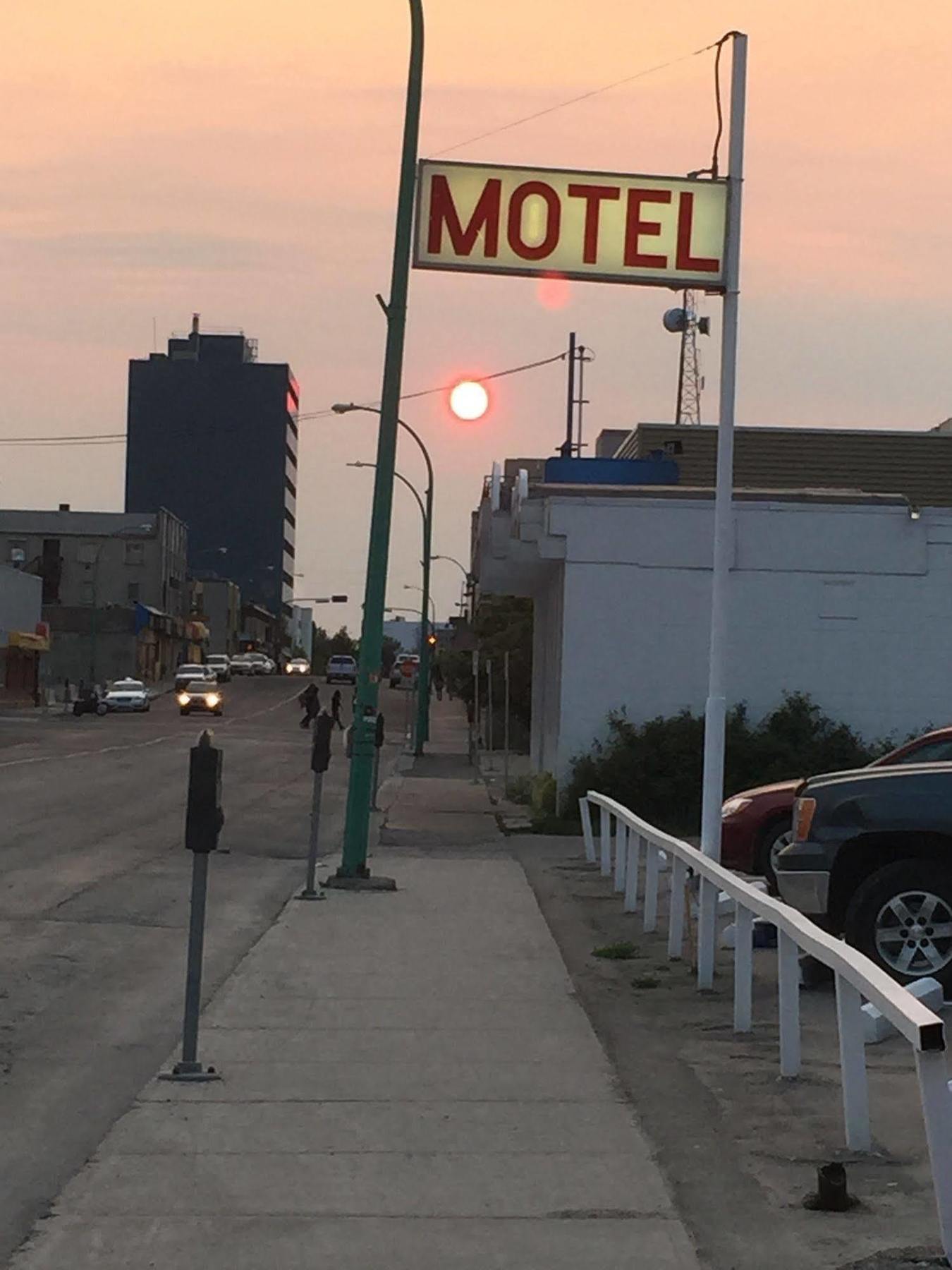 Northern Lites Motel Йелоунайф Екстериор снимка